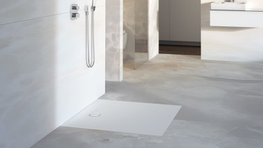 Łazienka z panelem do natrysków prysznicowych Geberit Setaplano