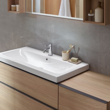 Strefa umywalkowa z meblami łazienkowymi z drewna z serii iCon Geberit