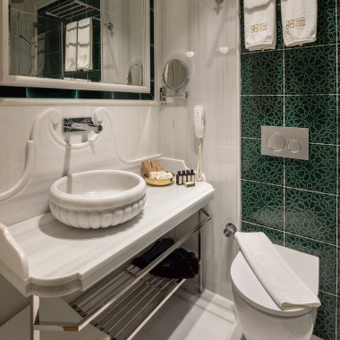 Geberit zapewnia nowoczesny komfort w łazienkach dla gości. Ponieważ dla architekta ważne jest oszczędne wykorzystanie wody, wszędzie zainstalowano systemy podwójnego spłukiwania (© Hotel Turkish House)
