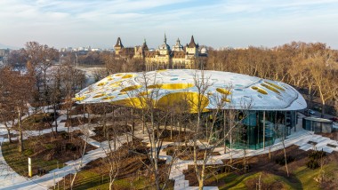 Grzyb w parku? Ikoniczny dach „Domu Muzyki Węgry” widziany z góry.(© Városliget Zrt.)