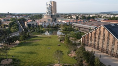 Centrum kultury LUMA w Arles: na pierwszym planie park studyjny i duża sala widowiskowa, na szczycie 56-metrowa wieża autorstwa Franka Gehry'ego (© Rémi Bénali, Arles)