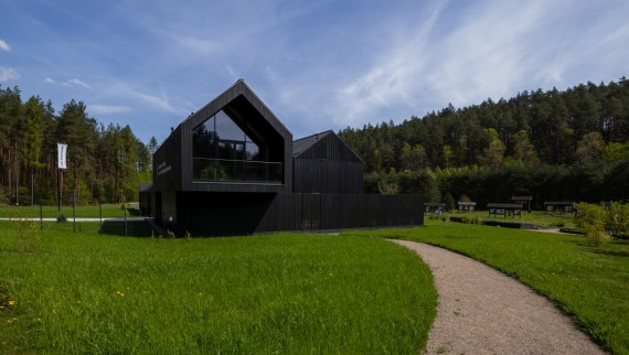 Budynek edukacyjny w Leśnym Ogrodzie Botanicznym Marszewo