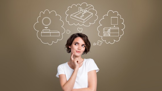 Kobieta myśląca o swojej wymarzonej strefie umywalki Kobieta myśląca o swojej wymarzonej strefie umywalki