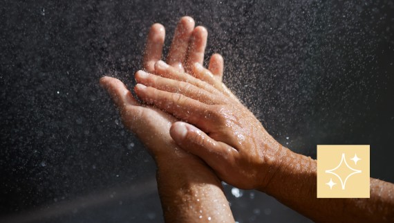 Kobieta czyszcząca odpływ liniowy Geberit CleanLine Kobieta czyszcząca odpływ liniowy Geberit CleanLine