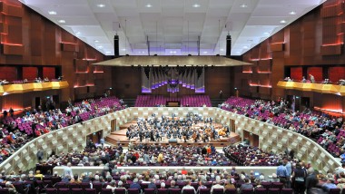 W dużej sali koncertowej odbywają się występy muzyczne we wszystkich stylach (© Plotvis i Kraaijvanger Architecten).