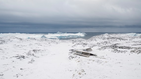 Centrum Icefjord jest jedynym budynkiem pośrodku lodowego krajobrazu (© Adam Mørk)