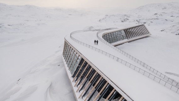 Dach Centrum Icefjord jest również tarasem spacerowym (© Adam Mørk)