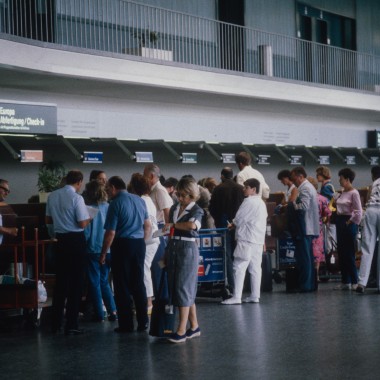 Pasażerowie oczekujący w strefie tranzytowej Terminalu A (zdjęcie z 1986 r.). (© ETH-Bibliothek Zürich)