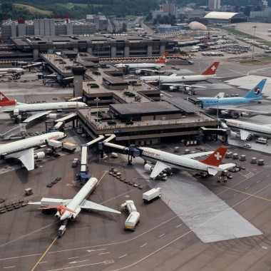 Widok z lotu ptaka na Terminal B w Zurychu w latach 80. XX wieku. (© Swissair)